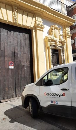 Equipo de desratización ante el Palacio de los Guzmanes.