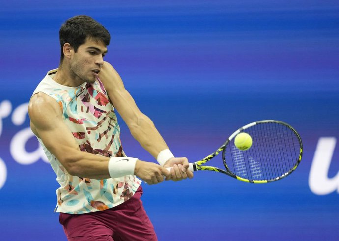 04 September 2023, US, Flushing: Spanish tennis player Carlos Alcaraz plays a backhand returns to Italy's Matteo Arnaldi during their Men's Singles Fourth Round tennis match on Day Eight of the 2023 US Open at the USTA Billie Jean King National Tennis C