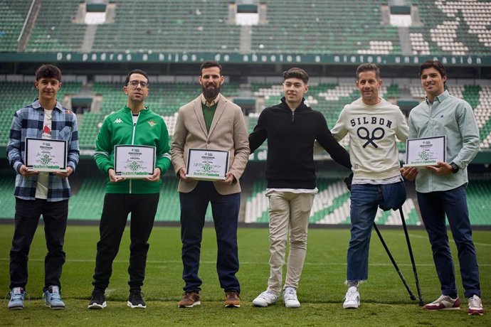 Destinatarios de las ayudas deportivas de la Fundación Real Betis en una edición anterior.
