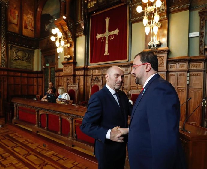 El presidente de la Junta General del Principado, Juan Cofiño, saluda al presidente del Principado de Asturias, Adrián Barbón, a su llegada al pleno institucional de la Junta General del Principado con motivo del Día de Asturias.