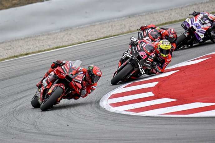 Francesco Bagnaia lidera por delante de Aleix Espagaró en el Sprint del Gran Premio de Catalunya 2023