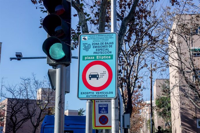 Archivo - Un cartel anuncia la Zona de Bajas Emisiones (ZBE) en Plaza Elíptica,, en Madrid (España). 