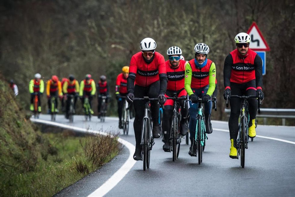 Archivo - Miguel Indurain se bate contra el frío en la O Gran Camiño 2023
