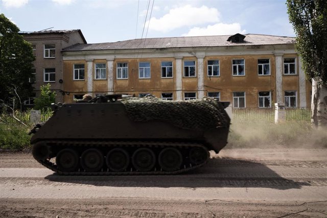 Archivo - Tanque ucraniano en una localidad cercana a Bajmut