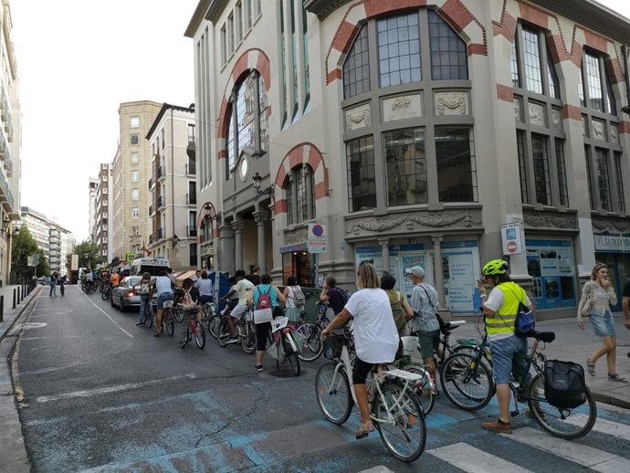 Una multitudinaria manifestación, con la mayoría de participantes en bici, pide el mantenimiento de los carriles bici