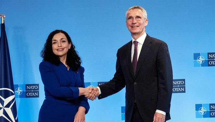 El secretario general de la OTAN, Jens Stoltenberg, y la presidenta kosovar, Vjosa Osmani