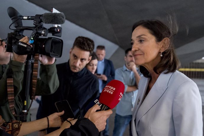 La portavoz del Grupo Municipal Socialista en el Ayuntamiento de Madrid, Reyes Maroto, atiende a los medios, en Madrid (España). 