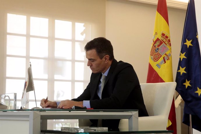 Archivo - El presidente del Gobierno, Pedro Sánchez, durante una videoconferencia en la Cumbre de los países del G20 donde ha pedido el acceso universal a las vacunas para la Covid-19 y una cooperación multilateral más eficaz, en Madrid, (España), a 21 de