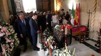 Moreno visita la capilla ardiente de María Jiménez, destaca su "aportación" cultural y social y promete apoyar su legado