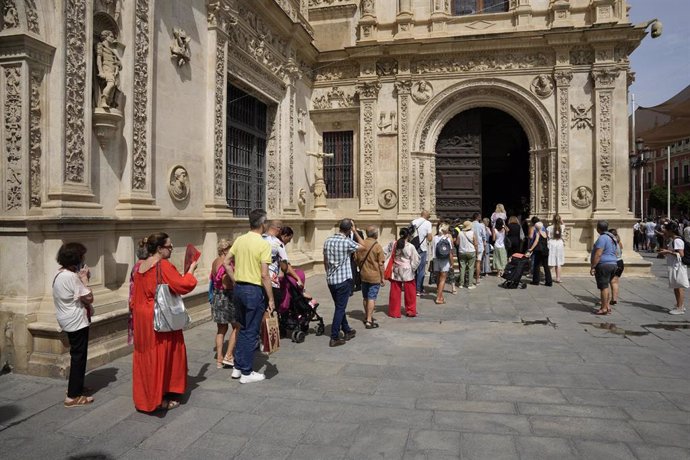 Personas esperando en cola para visitar la Capilla Ardiente de la artista María Jiménez 
