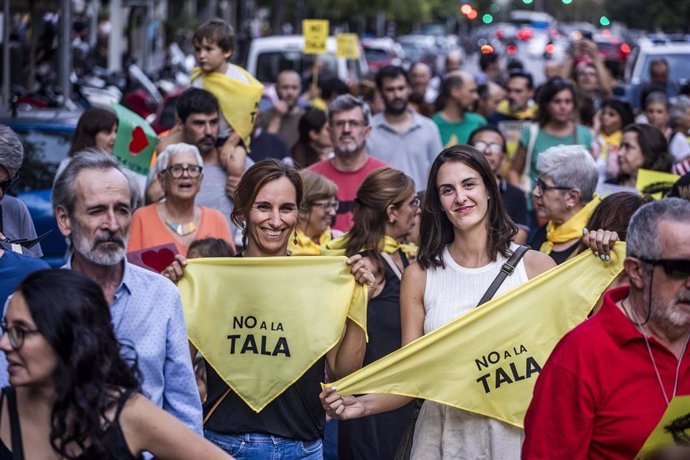 La portavoz de Más Madrid en el Ayuntamiento, Rita Maestre, y la portavoz de la misma formación en la Asamblea, Mónica García, en la manifestación vencinal en Arganzuela contra la tala de árboles