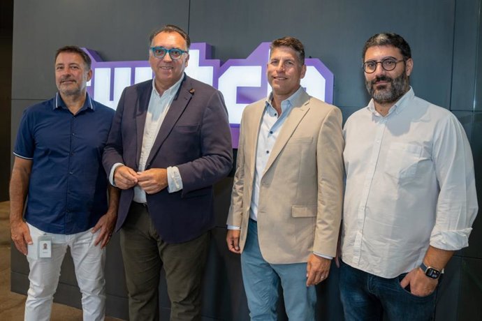 Arturo Bernal con responsables de la multinacional Amazon