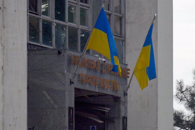 Archivo - August 2, 2023, Izmail, Odesa Region, Ukraine: Ukrainian flags are seen outside the building of the Ukrainian Danube Shipping Company damaged in the Russian drone attack on the port infrastructure of Izmail situated on the Danube River Wednesday