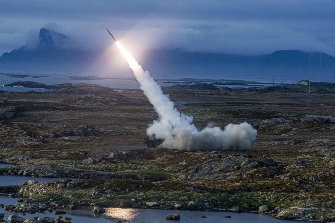 Archivo - May 31, 2021, Andoya, Norway: A U.S. Marines Corps M142 High-Mobility Artillery Rocket System known as a HIMARS takes part in a live fire launch during exercise Formidable Shield, May 31, 2021 in Andoya, Norway.