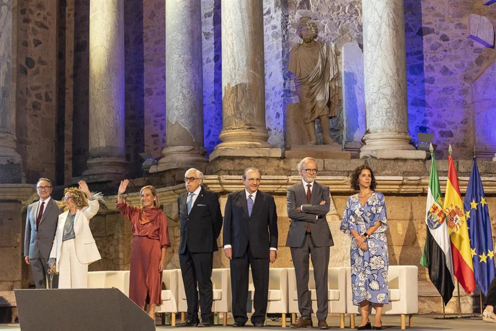 Los galardonados durante la gala de entrega de las Medallas de Extremadura, en el Teatro Romano de Mérida.
