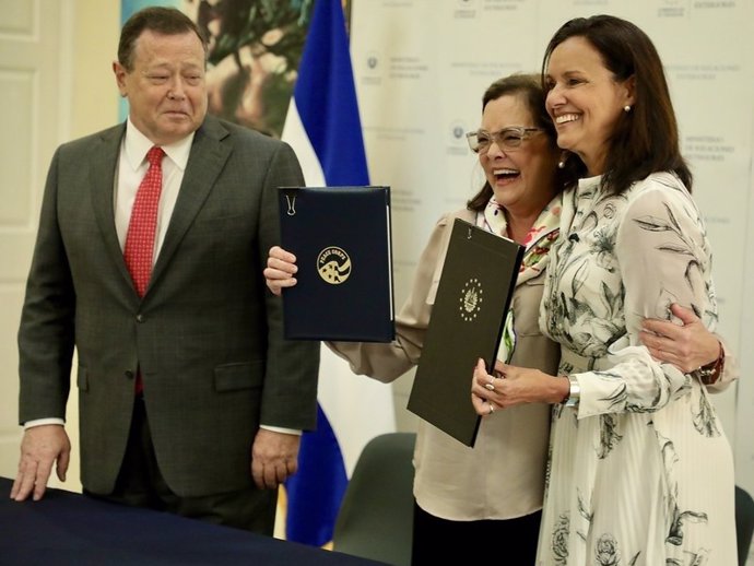 El embajador de EEUU en El Salvador, William Duncan; la ministra de Exteriores salvadoreña, Alexandra Hill; y la directora del Cuerpo de PAz, Carol Spahn