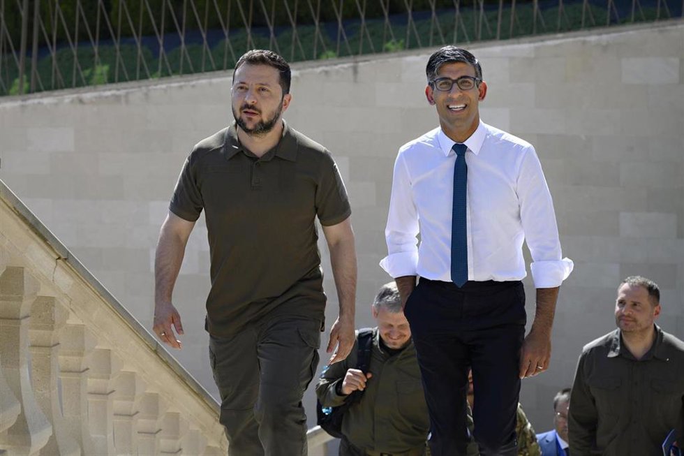 Archivo - El presidente de Ucrania, Volodimir Zelenski (izquierda), y el primer ministro de Reino Unido, Rishi Sunak (derecha)