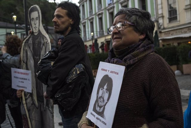 August 30, 2023, Vina del Mar, Valparaiso, Chile: Commemoration of the day of the detainees - disappeared during the dictatorship occurred in Chile, and starring their relatives, takes place in the streets of Valparaiso, arriving at the memorial of the di