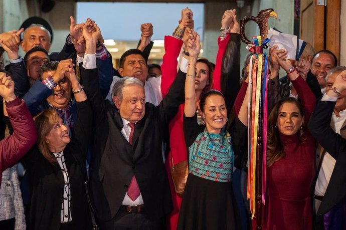 El presidente de México, Andrés Manuel López Obrador, entrega el bastón de mando a Claudia Sheinbaum