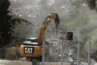 Las autoridades israelíes obligan a un palestino a demoler su propio comercio en Jerusalén