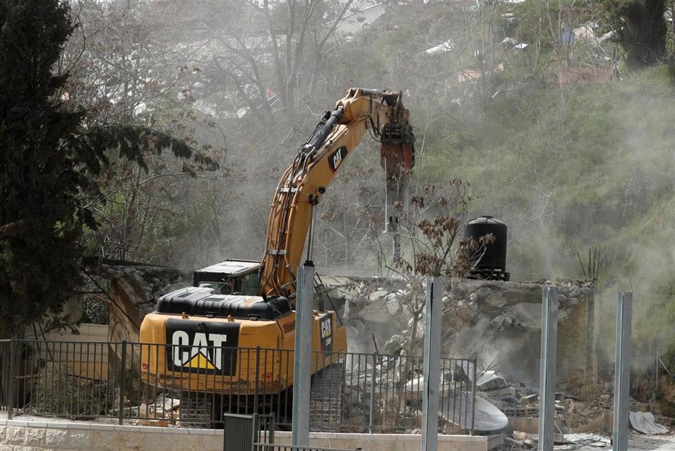 Archivo - Imagen de archivo de una excavadora demoliendo la casa de un palestino en Jerusalén Este