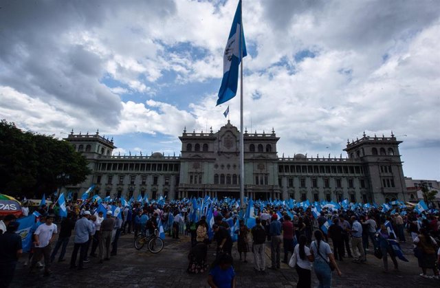 Manifestación en Guatemala a favor de la toma de posesión del binomio presidencial Bernardo Arévalo y Karin Herrera