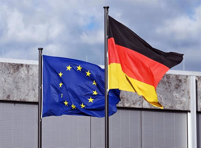 Archivo - Bandera de Alemania junto a la bandera de la UE