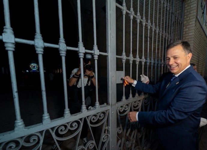 El alcalde de Albacete, Manuel Serrano, durante la apertura de la Puerta de Hierros que da inicio a la Feria 2023