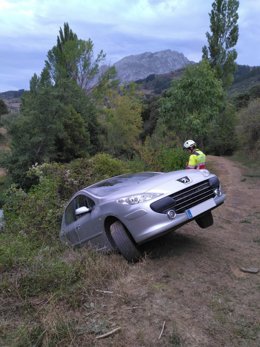 Coche caído por un terraplén en Cillorigo