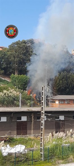 Fuego de vegetación entre la calle Alta y las vías del tren de Santander