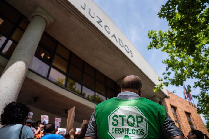 Archivo - Protesta de Stop Desahucios ante los Juzgados