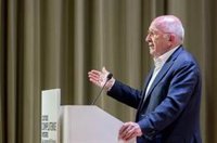 Almunia (PSOE) cree que "de momento" no hay condiciones para una amnistía "desde el punto de vista del interés general"