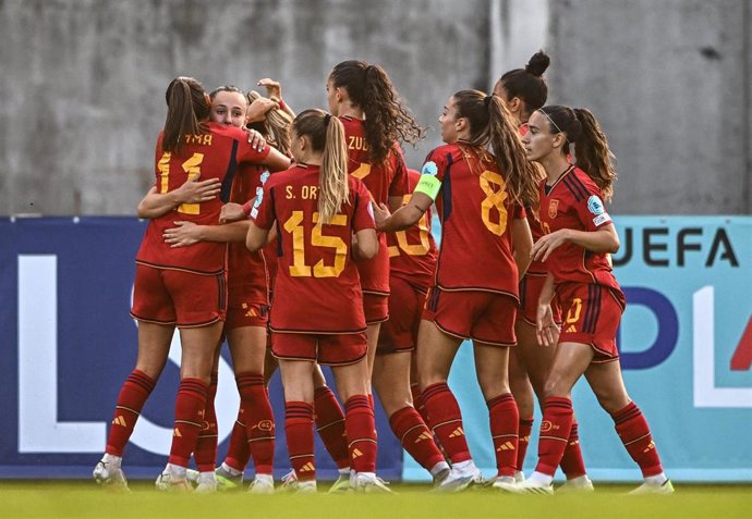 Archivo - La selección española femenina de fútbol sub-19, tras marcar un gol.