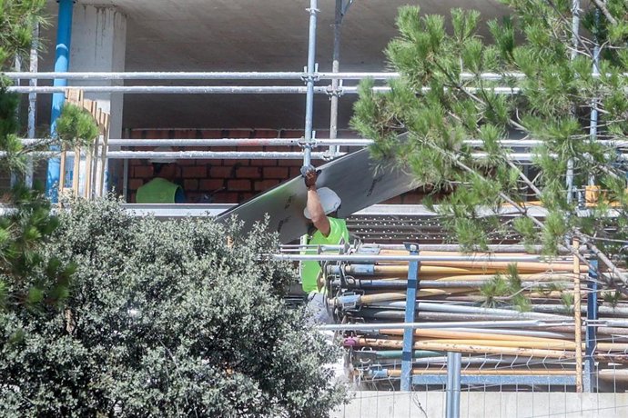 Archivo - Un trabajador de la construcción en una obra.