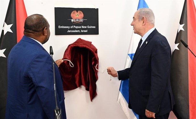 El primer ministro de Papúa Nueva Guinea, James Marape, y su homólogo israelí, Benjamin Netanyahu, durante la inauguración de la Embajada papú en Jerusalén