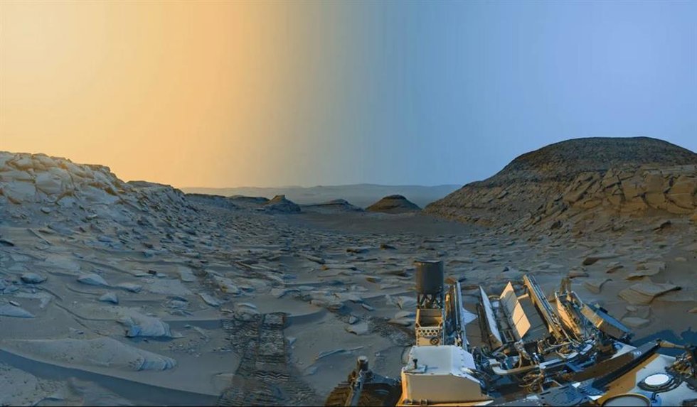 Este panorama se fusionó a partir de dos imágenes del Marker Band Valley en el cráter Gale de Marte tomadas por Curiosity el 8 de abril de 2023, una por la mañana y otra por la tarde, hora local.