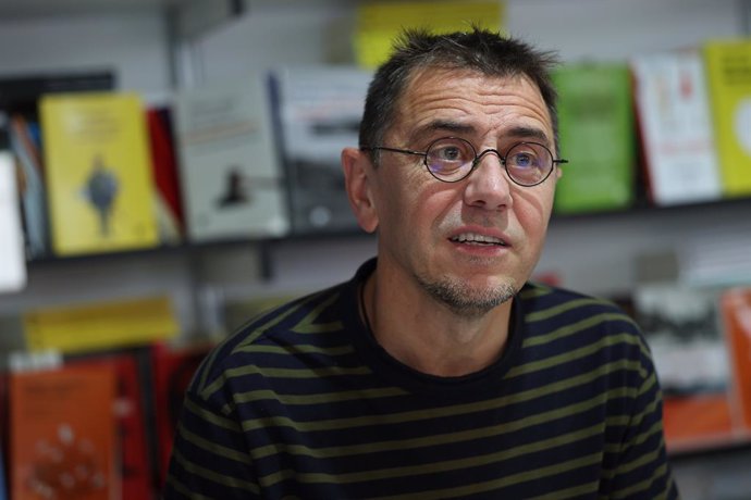 Archivo - El cofundador de Podemos, Juan Carlos Monedero, durante la 82 Feria del Libro de Madrid, en el Parque del Retiro, a 11 de junio de 2023, en Madrid (España). La Feria del Libro se celebra anualmente con el fin de promover el libro, la lectura 
