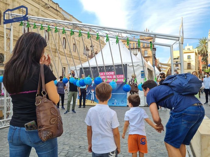 Participantes en algunas de las actividades de la 'Noche europea de los investigadores' en la Plaza de San Francisco.