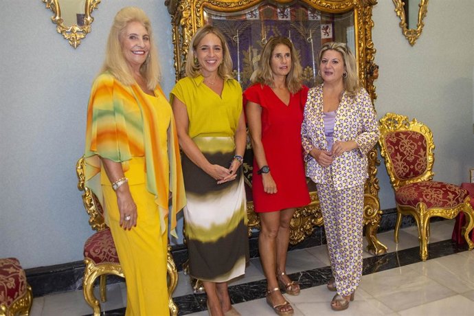 La presidenta de la Diputación de Cádiz, Almudena Martínez, junto a representantes de Skal Internacional, entre ellas su presidenta, Josefa Díaz.