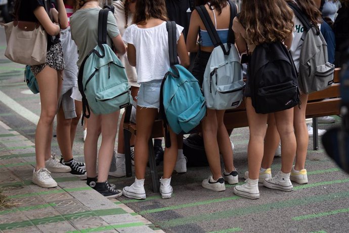 Archivo - Varios niñas con mochilas a la entrada de un colegio