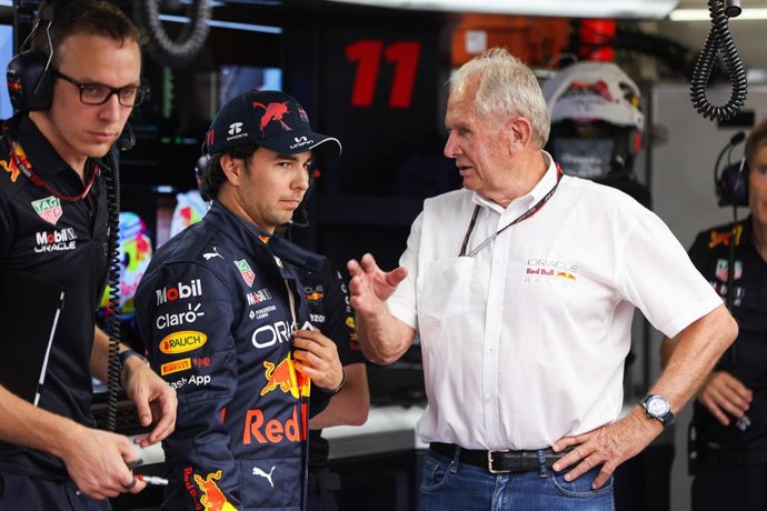 Archivo - El piloto mexicano Sergio Pérez habla con el asesor de Red Bull Helmut Marko. 