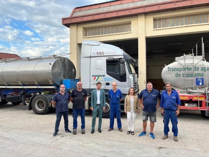El consejero de Política Local,, Daniel Osés, ha visitado el Parque Móvil del Gobierno de La Rioja, donde ha conocido de primera mano la labor de traslado de agua a los municipios que han sufrido problemas de abastecimiento de agua