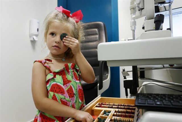 Niña en un centro de oftalmología.