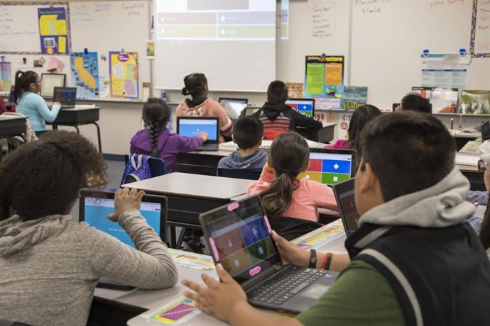El uso de la tecnología en las aulas aumenta para este curso académico y los profesores consideran la llegada de la IA