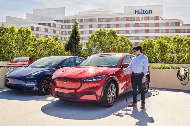 Hilton y Tesla instalarán 20.000 cargadores de vehículos eléctricos en hoteles de México, Canadá y EE.UU.
