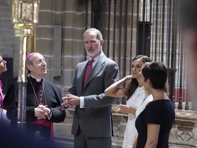 Los Reyes Don Felipe y Doña Letizia, en la catedral de Pamplona, junto al arzbispo Francisco Pérez, en la conmemoración del 600 aniversario del Privilegio de la Unión.