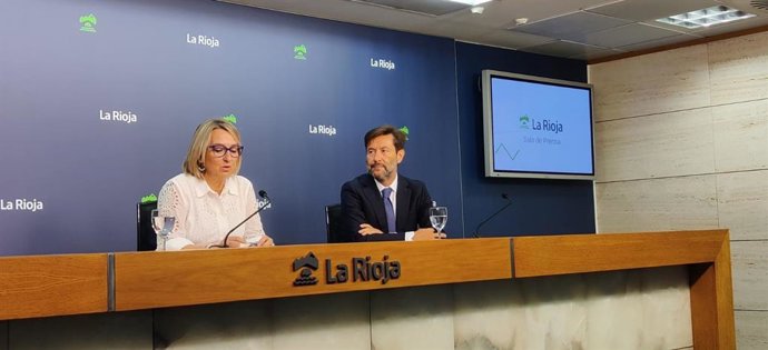 La subdirectora general de Diálogo Social y Relaciones Laborales, Pilar Simón, y el director general de Formación Profesional, Daniel Marín, presentan las charlas en prevención de riesgos laborales para estudiantes riojanos de FP