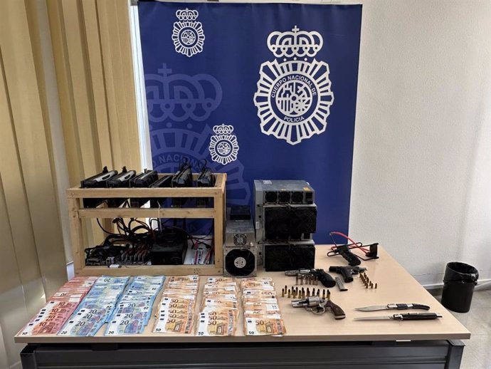 Armas, dinero y maquinaria incautada en el registro de domicilios