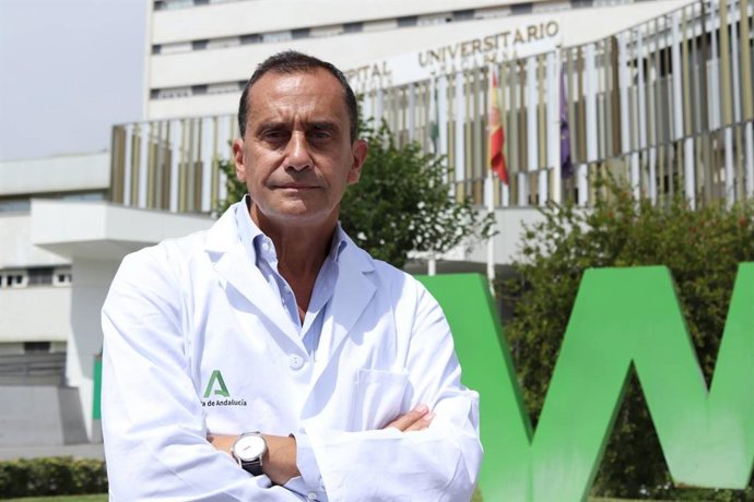 El doctor Salvador Morales, en la entrada principal del Macarena, en Sevilla.