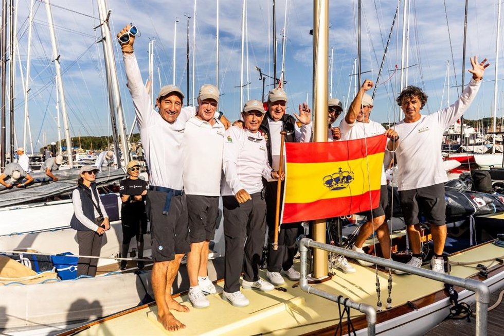 El 'Bribon', con el Rey Juan Carlos, conquista su tercer Mundial de 6 Metros